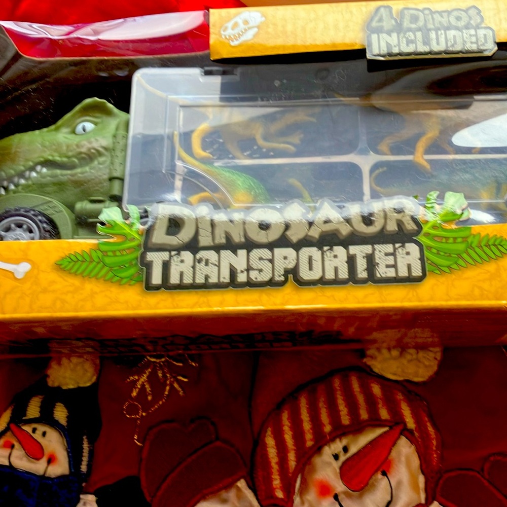 Dinosaur Transporter with 4 curious 🦕 🦖 Dino’s, and Dino truck